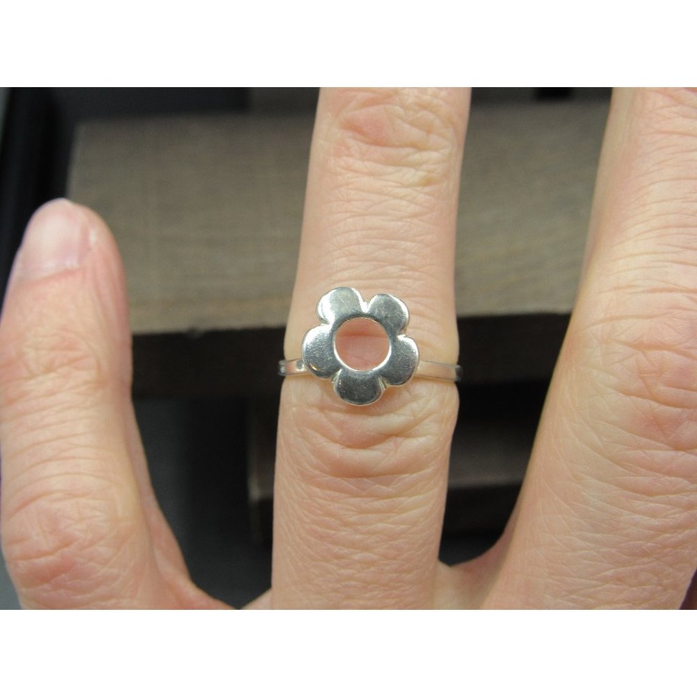 Size 5.75 Sterling Silver Cute Flower Band Ring